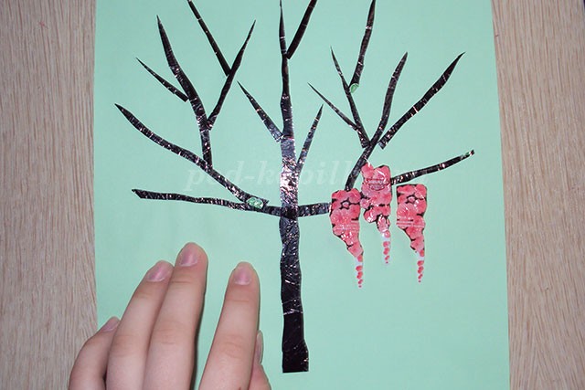 Весенняя аппликация из фантиков от конфет Весенняя аппликация из фантиков от конфет