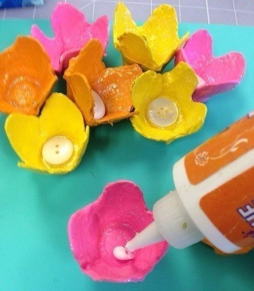 Цветочное панно из яичных лотков и картона