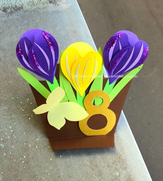 Горшочек с крокусами