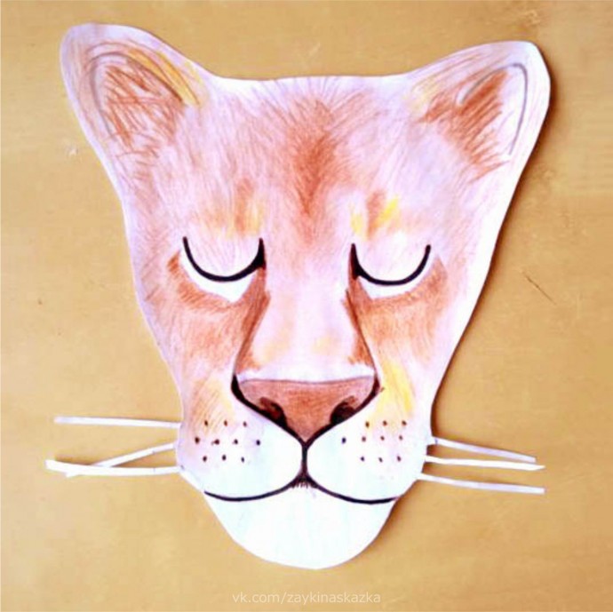 ​Лев с гривой из листьев