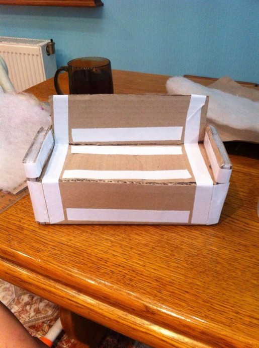 Диванчик для Барби из картона Диванчик для Барби из картона