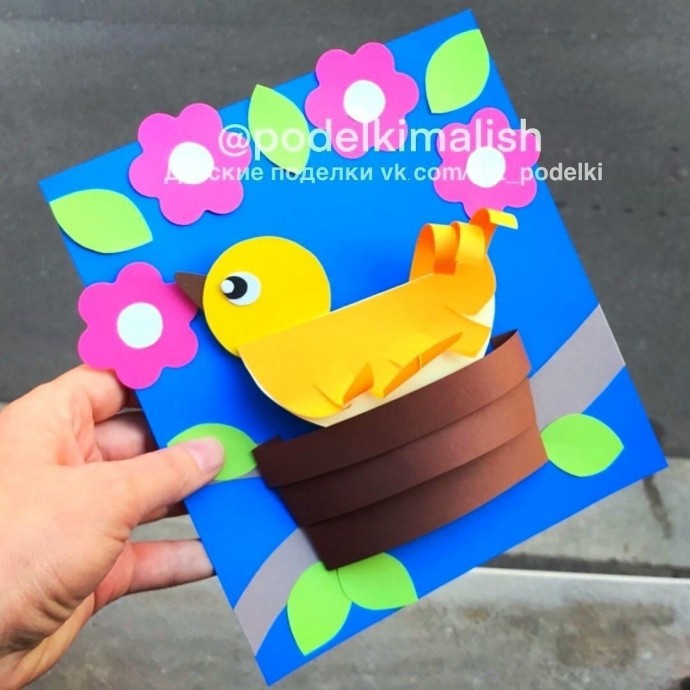 Птичка высиживает птенчиков Птичка высиживает птенчиков