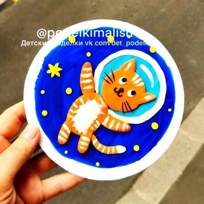 Шуточная пластилиновая аппликация "Кот-космонавт"