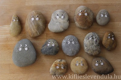 Зайцы из камней и фетра