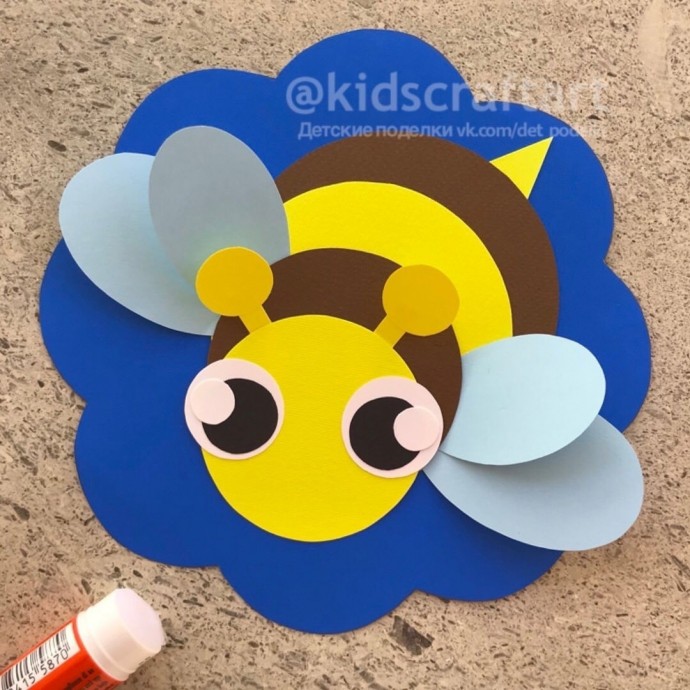 ​Пчёлка на синем цветочке