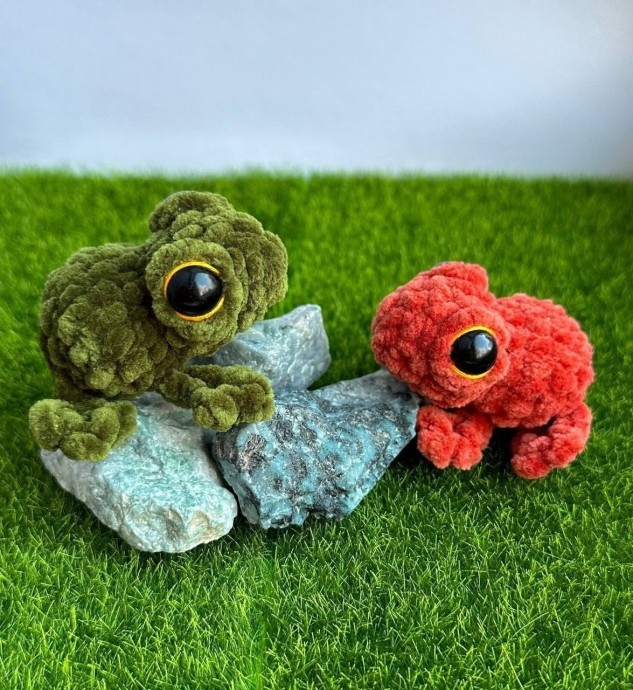 Лягушки из пряжи