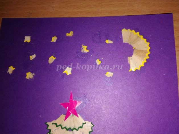 Новогодняя аппликация из стружки от карандашей