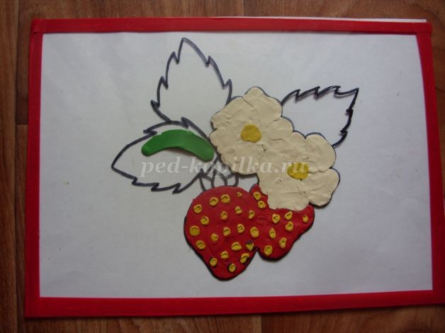 ​Пластилинография на стекле: клубника в цвету, часть 2