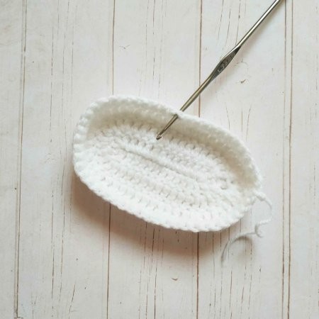 Вяжем обувь для игрушек "конверсы" крючком Вяжем обувь для игрушек "конверсы" крючком