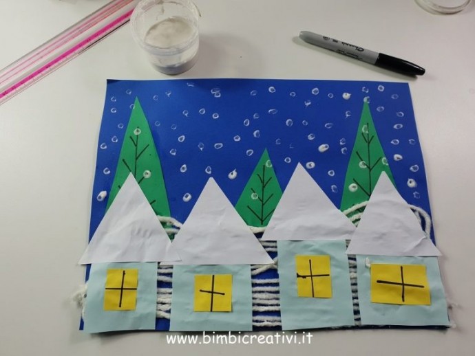 Зимние заснеженные домики возле леса