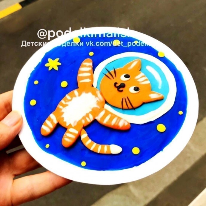 Шуточная пластилиновая аппликация "Кот-космонавт"