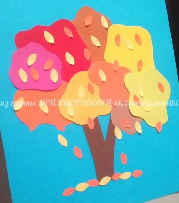 Листопад разноцветного дерева