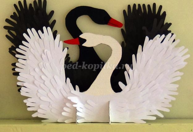 Лебеди из бумажных ладошек 6