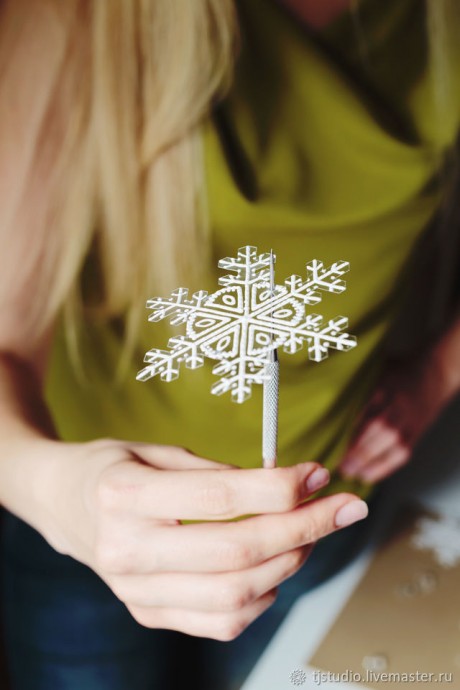 Снежинки из прозрачных упаковочных материалов