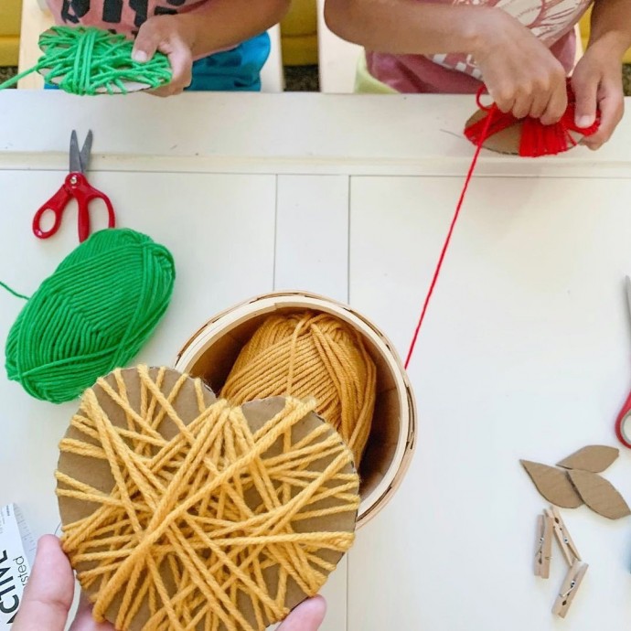 Забавные яблочки из картона и пряжи Забавные яблочки из картона и пряжи