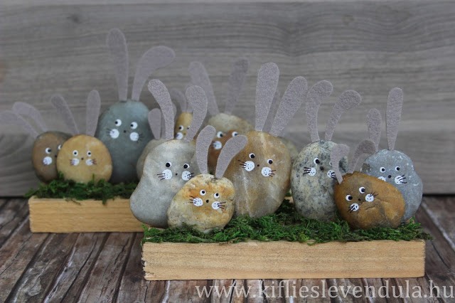 Зайцы из камней и фетра