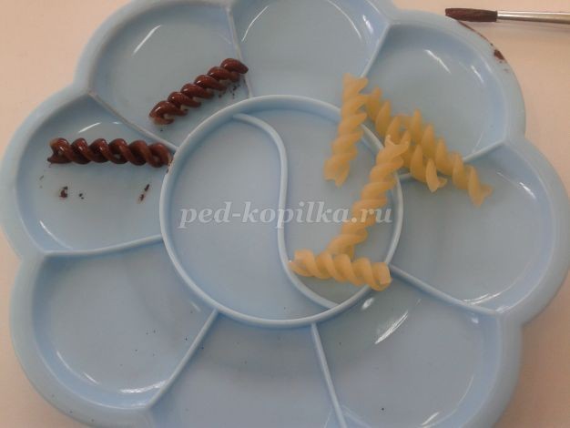 Аппликация из макарон, фасоли и пшена: "Еловый лес" Аппликация из макарон, фасоли и пшена: "Еловый лес"