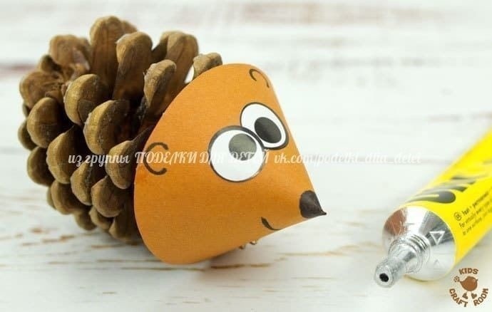 Милый ежик из шишки и картона
