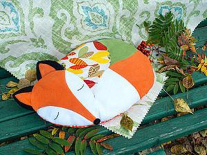 Подушка-игрушка в виде лисички Подушка-игрушка в виде лисички