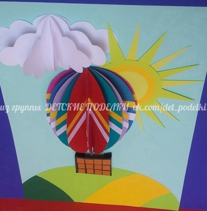 Воздушный шар под солнцем в облаках Воздушный шар под солнцем в облаках