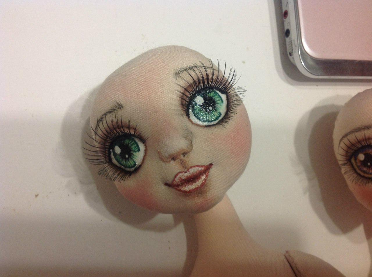 Глазки приклеить. Роспись лица текстильной куклы. Глаза текстильной куклы. Рисование глаз куклам. Рисуем глаза текстильной кукле.