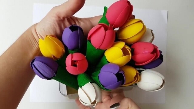 Букет тюльпанов из пластиковых ложек и ватных палочек