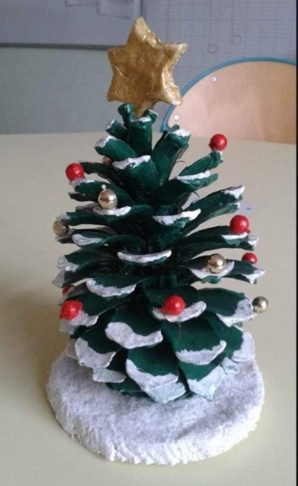 Изумительные ёлочки из шишек