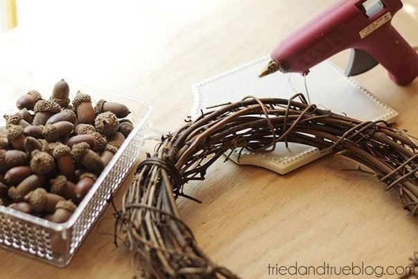 Осенний веночек с желудями Осенний веночек с желудями