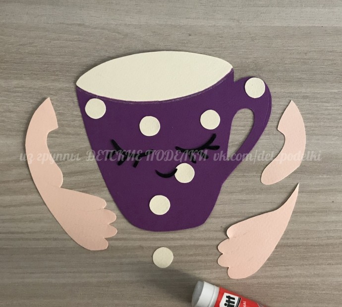 Осенняя чашка в руках Осенняя чашка в руках