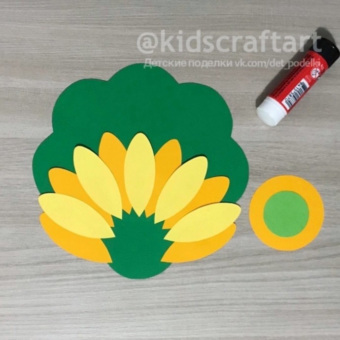 ​Божья коровка на цветке