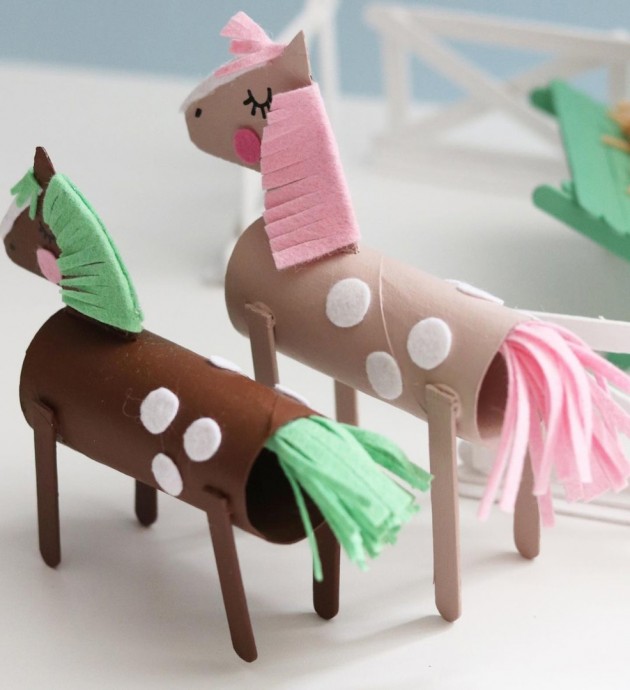 ​Симпатичные лошадки из картонных втулок и деревянных палочек от мороженого