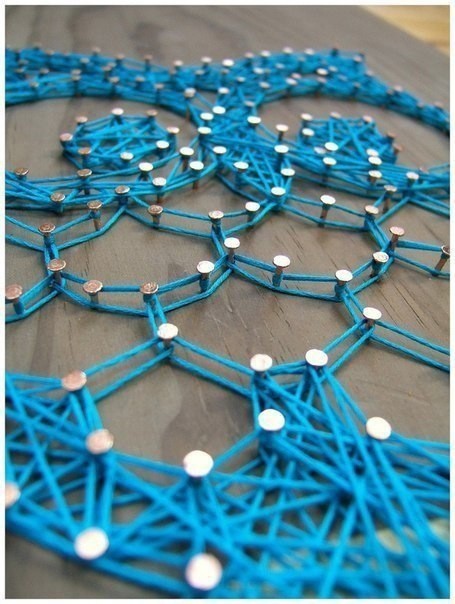 Панно с совушкой из ниток и гвоздей Панно с совушкой из ниток и гвоздей