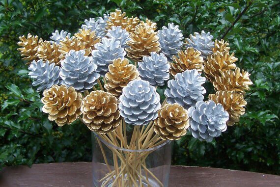 Яркие букеты из шишек