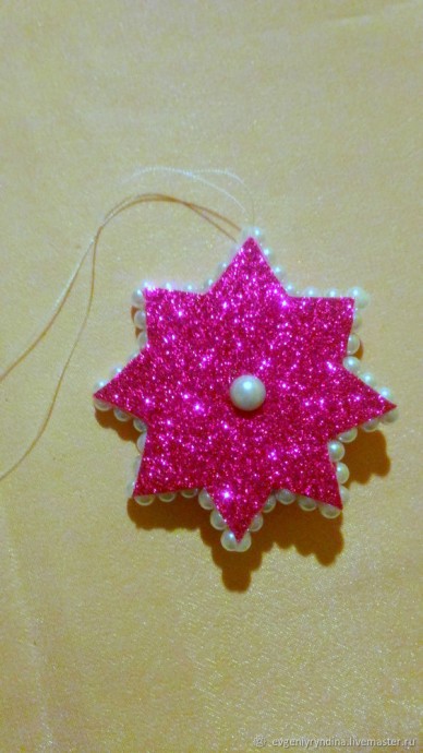 Мастерим с детьми елочную игрушку — звёздочку из фоамирана Мастерим с детьми елочную игрушку — звёздочку из фоамирана