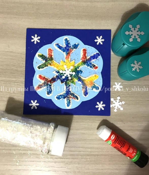 Разноцветная яркая снежинка Разноцветная яркая снежинка