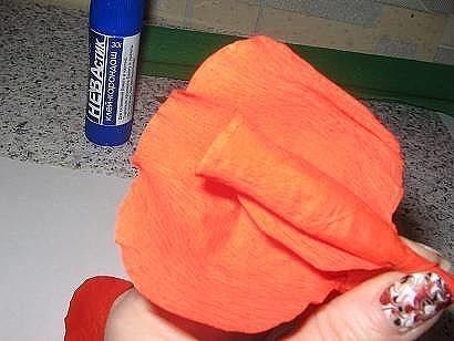 Реалистичные розы из гофробумаги