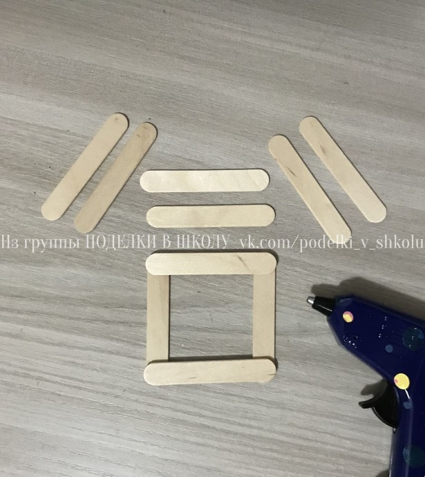 Снегирь у кормушки: поделка из бумаги и палочек