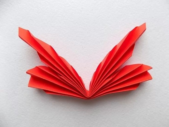 Бабочка из синельной проволоки и цветной бумаги