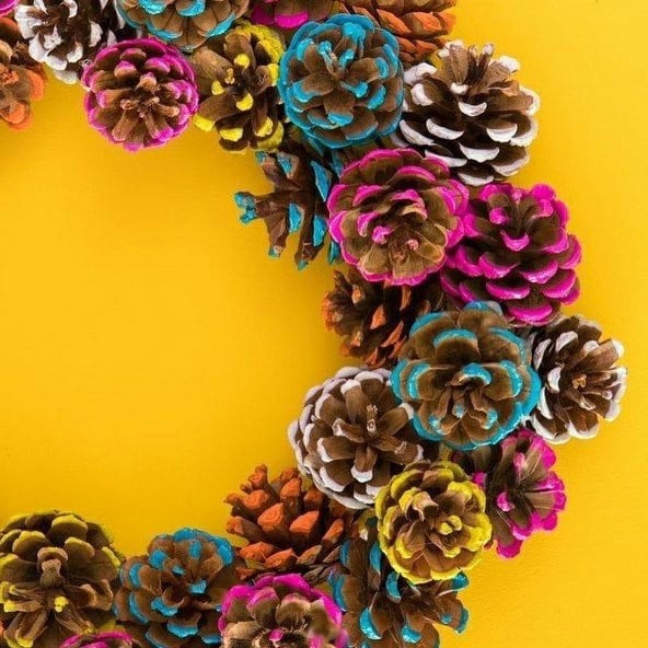 ​Декоративный венок из сосновых шишек