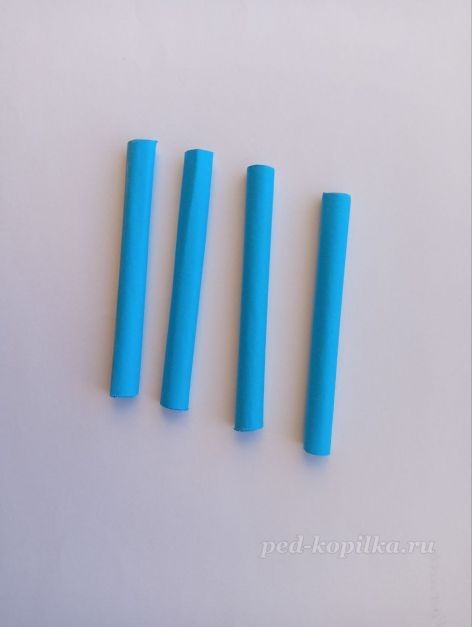 Самолёт из бумаги детскими руками