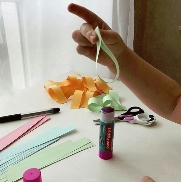 ​Бабочка из разноцветных полос бумаги