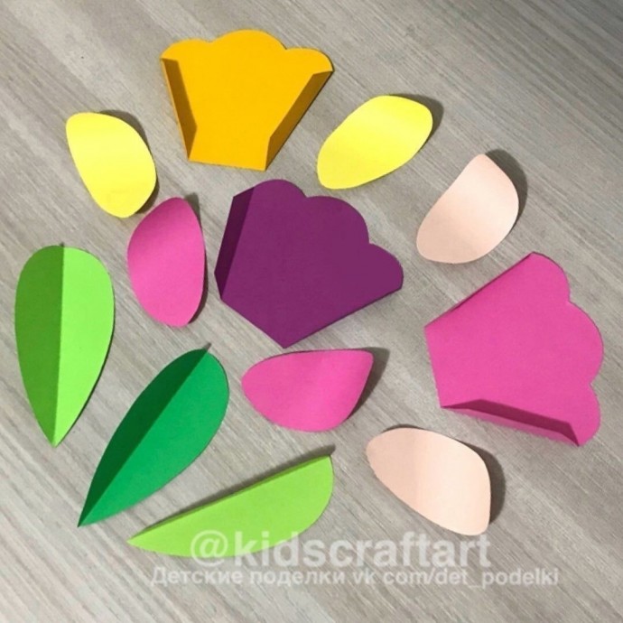 ​Букет цветов с бантом