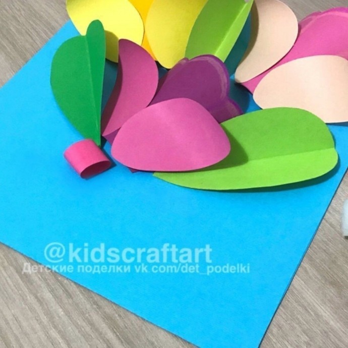 ​Букет цветов с бантом