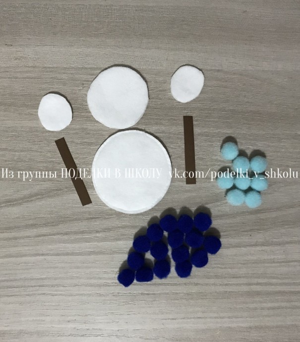 Снеговичок из ватных дисков и помпонов Снеговичок из ватных дисков и помпонов