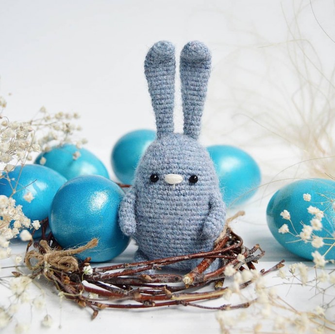 Забавный вязаный зайчонок Забавный вязаный зайчонок