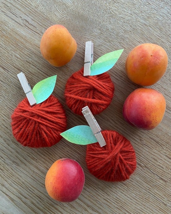 Поспевшие персики из пряжи