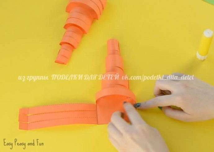 Объемная морковка из цветной бумаги