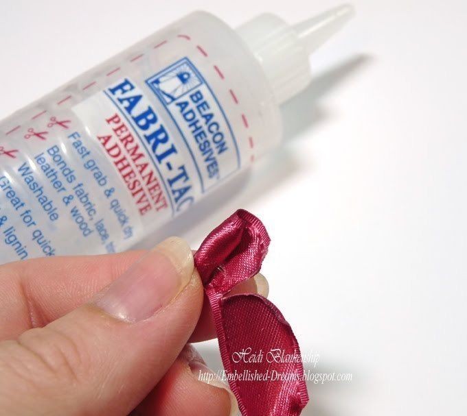 Розы из атласной ленты