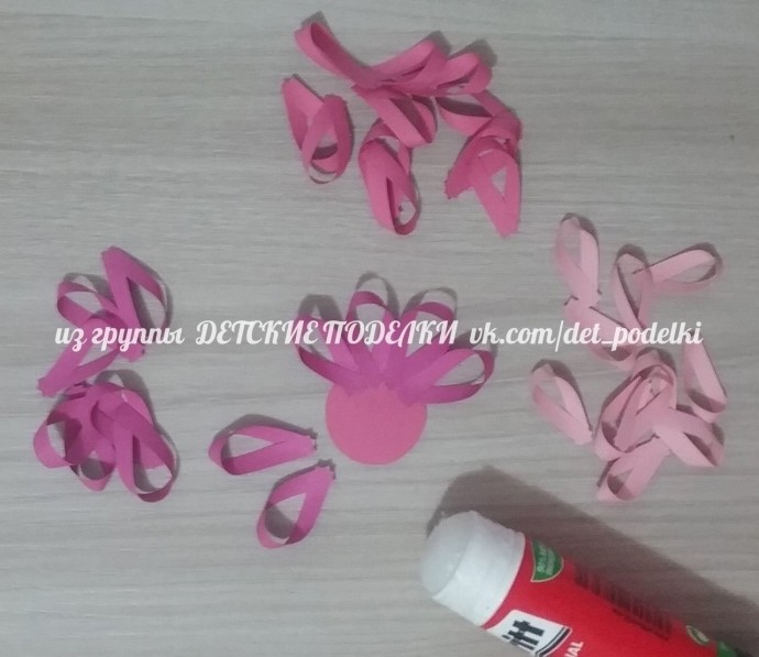 ​Объёмные цветы на фоне листьев