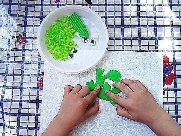 Мозаика на пластилине из трубочек для напитков Мозаика на пластилине из трубочек для напитков